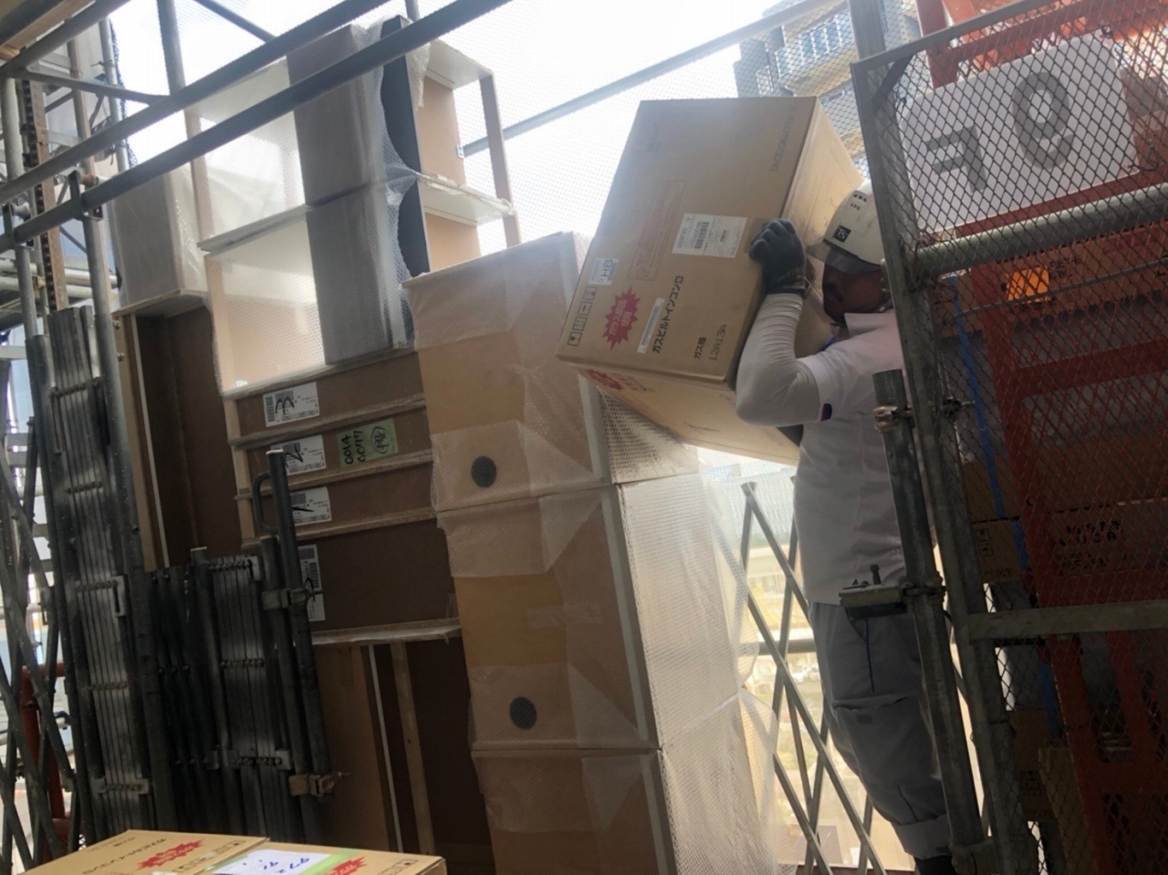 作業シーン_周囲にぶつけないように